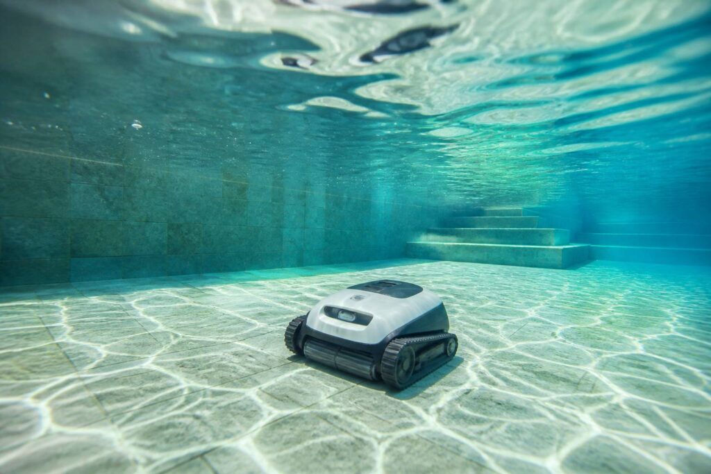 Robot nettoyeur de piscine glissant sur le fond carrelé